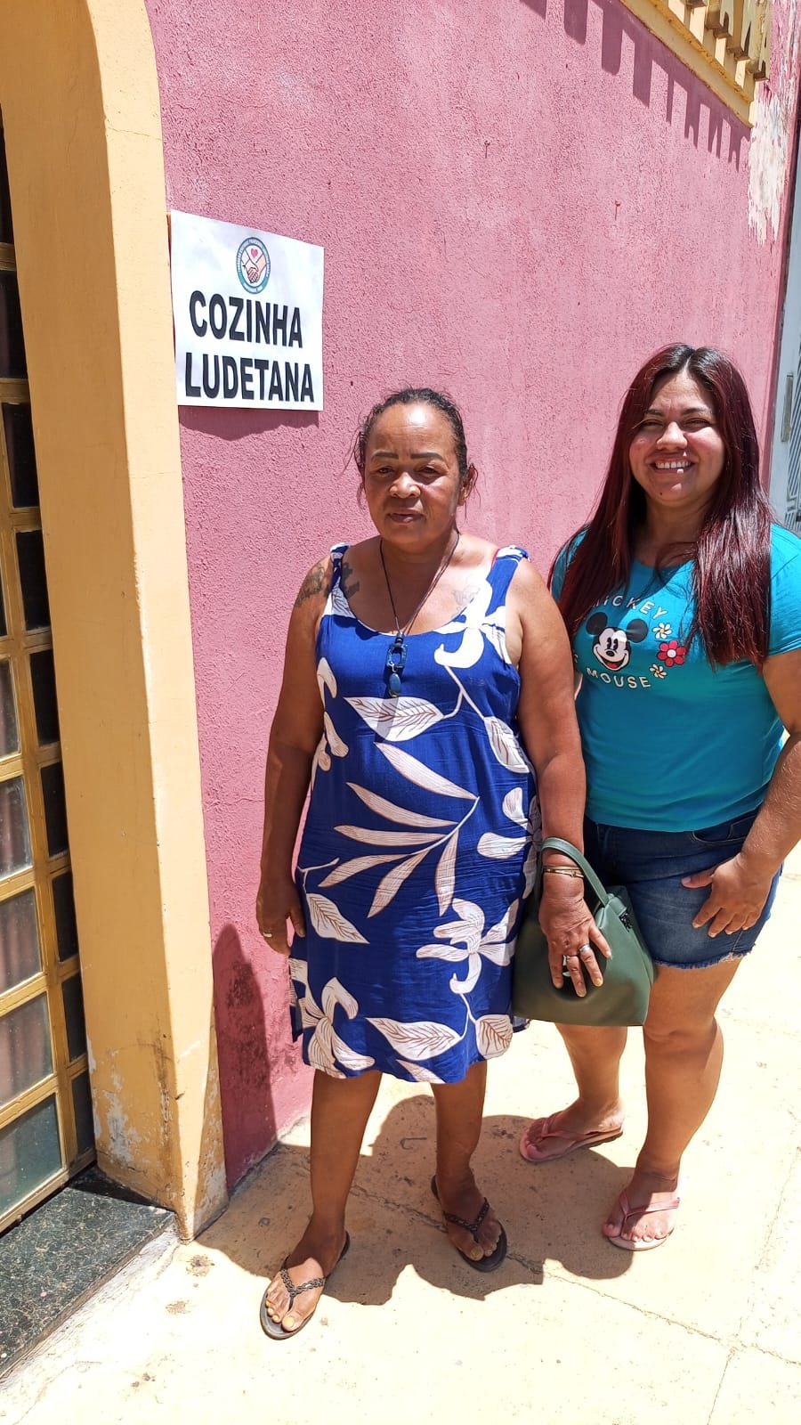Equipe da Cozinha Ludetana na fachada do projeto, em Campo Maior-PI.
