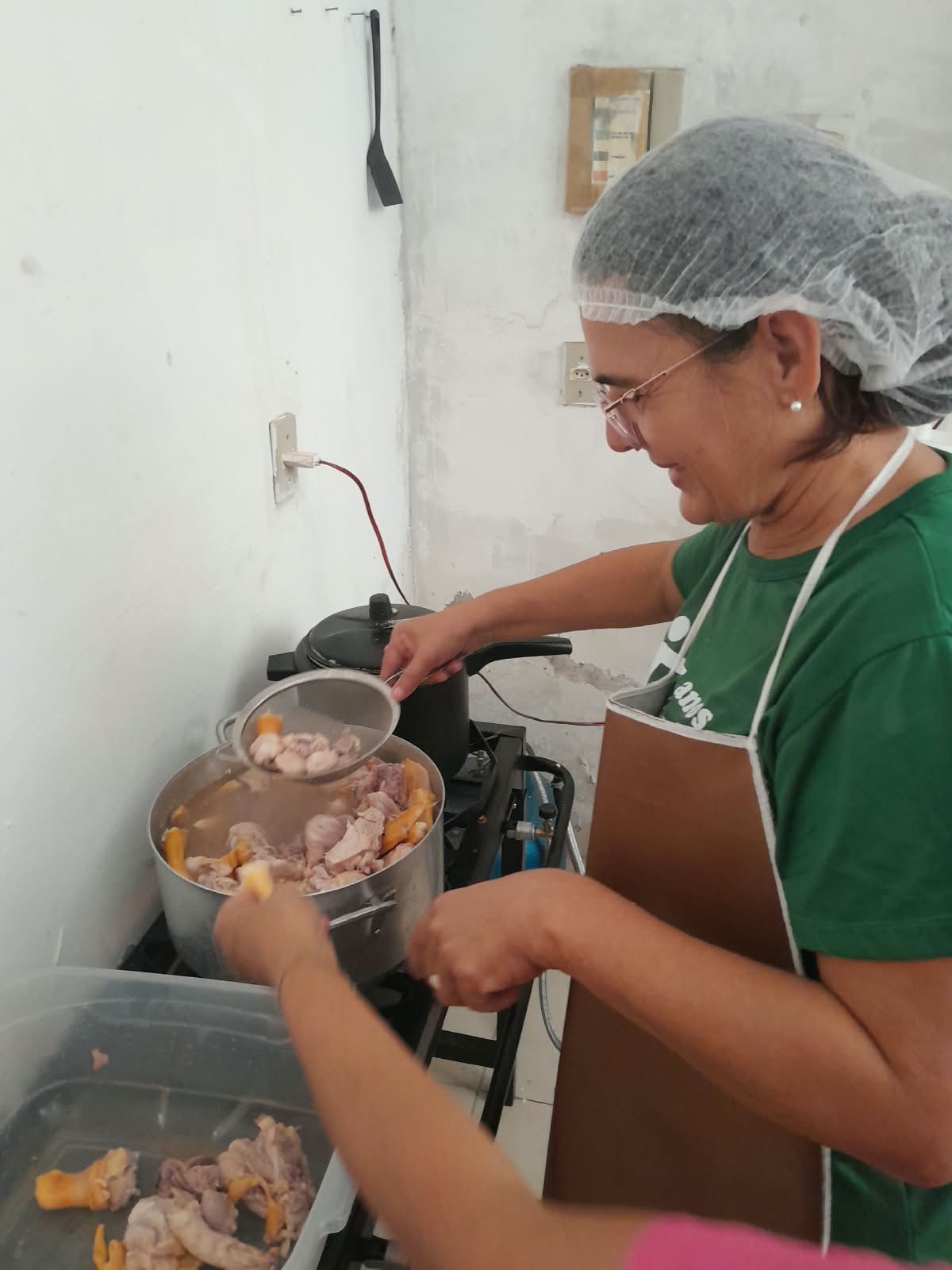 Refeição no fogão industrial da Cozinha Ludetana.