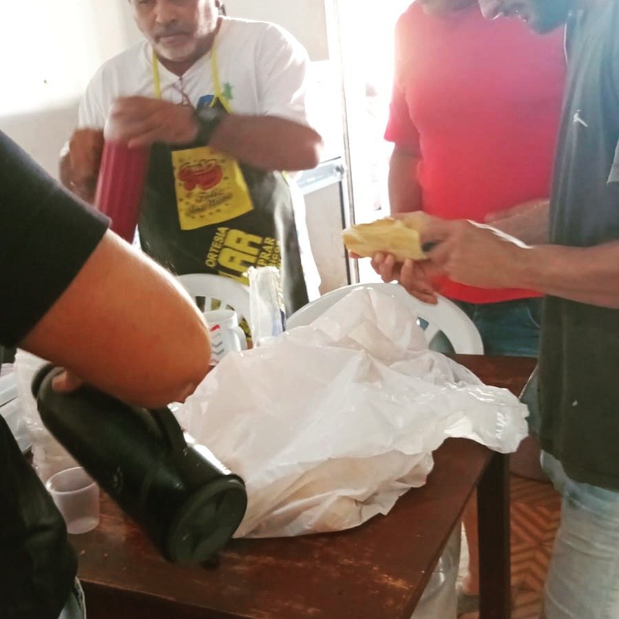 Entrega de pão e café durante o Café Solidário.