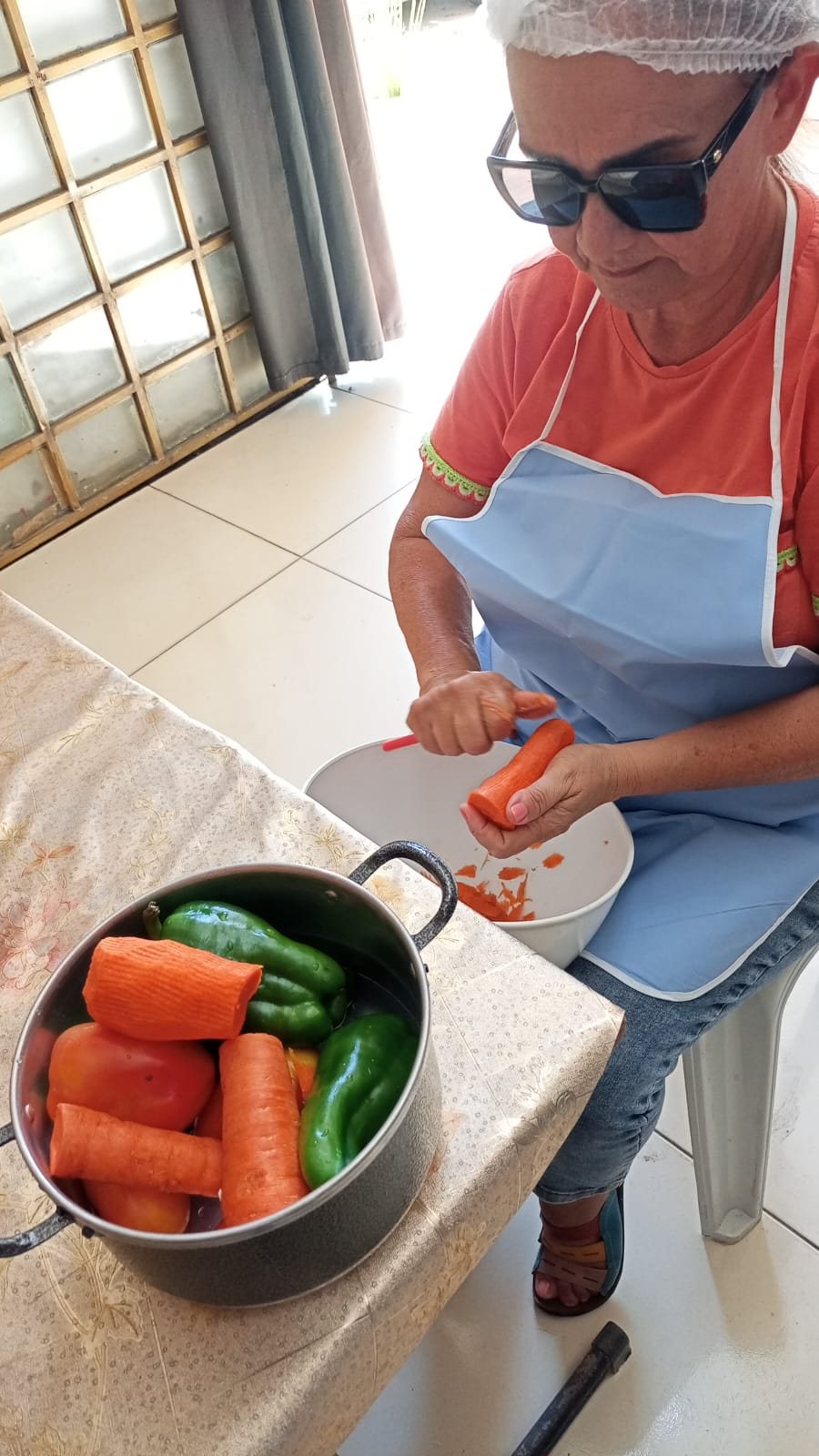 Legumes sendo preparados para as refeições distribuídas à comunidade.