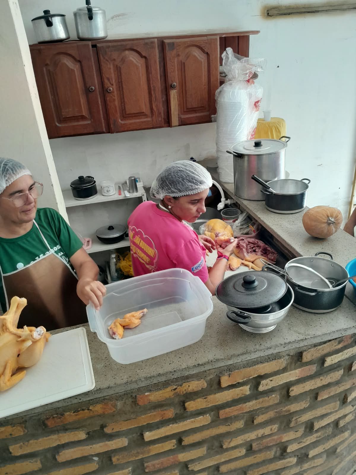 Voluntárias organizando os ingredientes do dia.