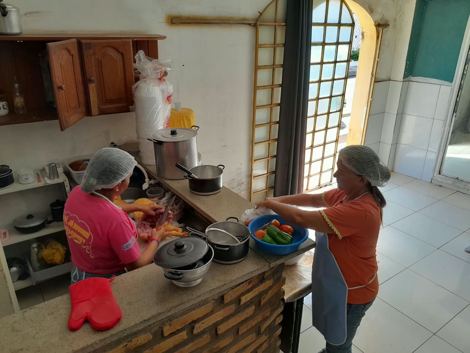 Voluntárias no preparo dos alimentos da Cozinha Ludetana.